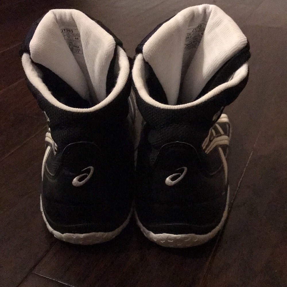 ASICS - Picture 6 of 11